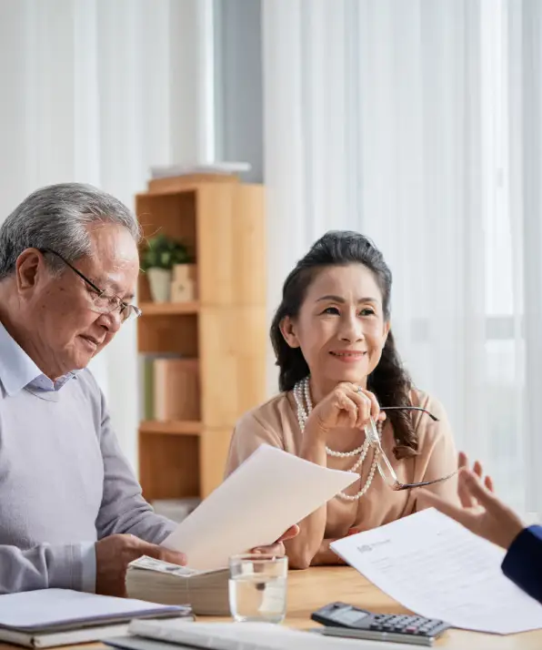 Consulting with estate agent (1) Consulting with estate agent